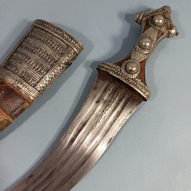 POIGNARD WAHABITE PENINSULE ARABIQUE ET AFRIQUE DE L'EST SABIKI WAHHABITE JAMBYIA DHARIA ENSEMBLE DE 2 POIGNARDS EN ARGENT